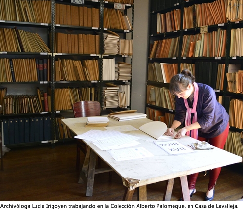 Archivóloga Lucía Irigoyen trabajando en la Colección Alberto Palomeque